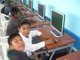 Niños usando computadoras