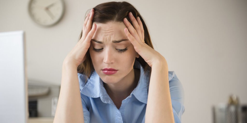 El estrés crónico puede llevar a la fatiga mental y la falta de concentración.