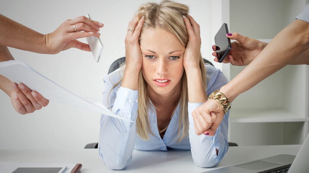 La elevación de los niveles de cortisol es uno de las principales motivos por los que el estrés puede afectar nuestra memoria y atención. 